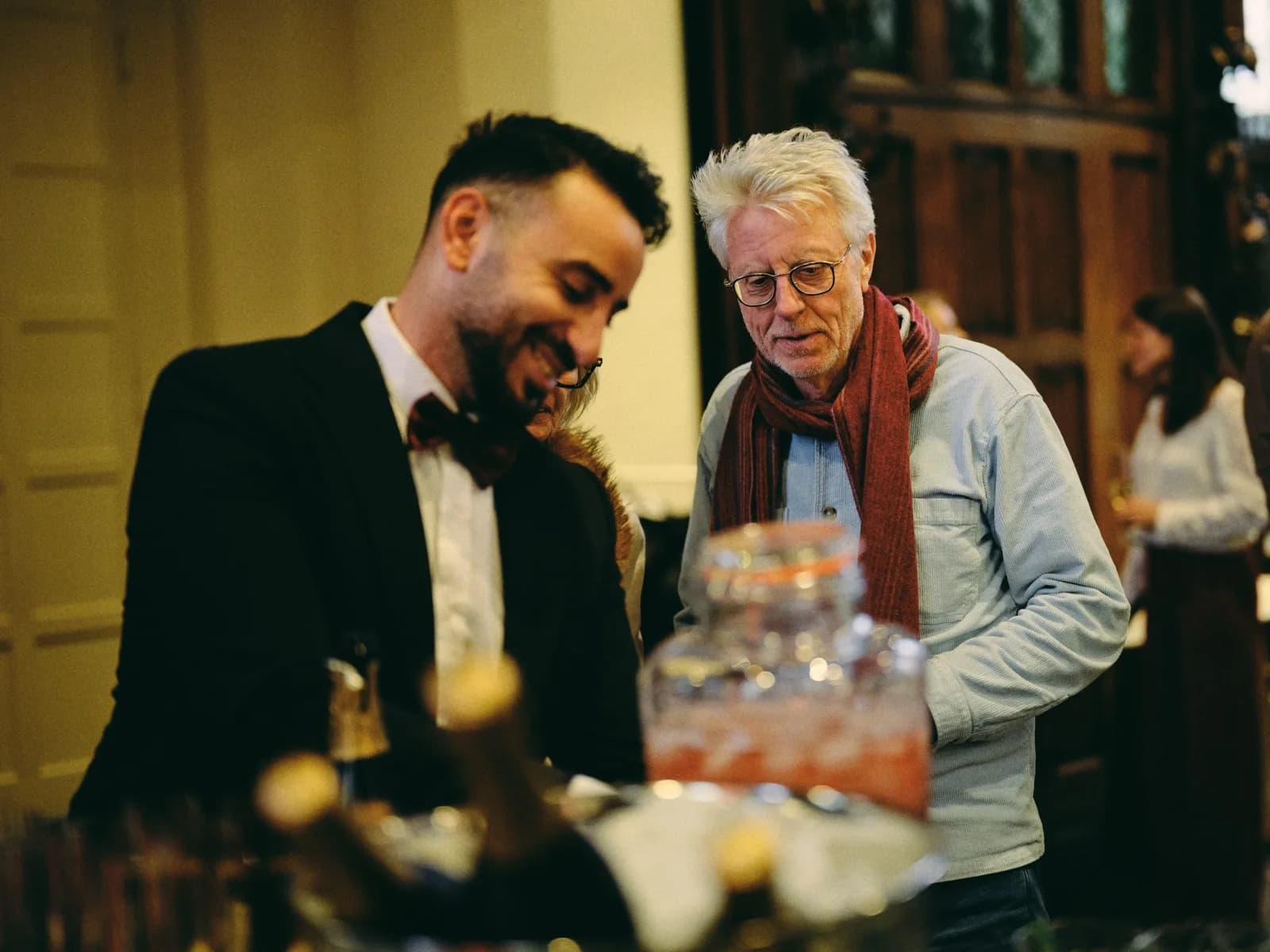 Gasten in gesprek tijdens het aperitief, catering door HEAT