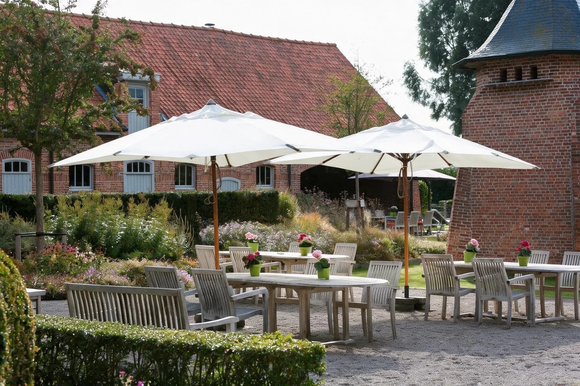 Terras met parasols aan de hoeve Speghelhof